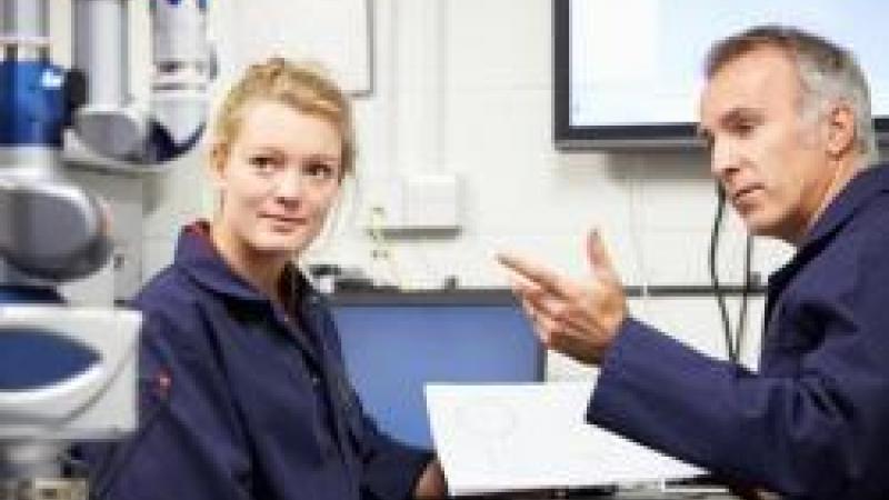 engineer_showing_trainee_plans